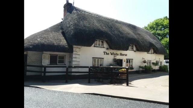 White Horse Inn Andover Exterior photo
